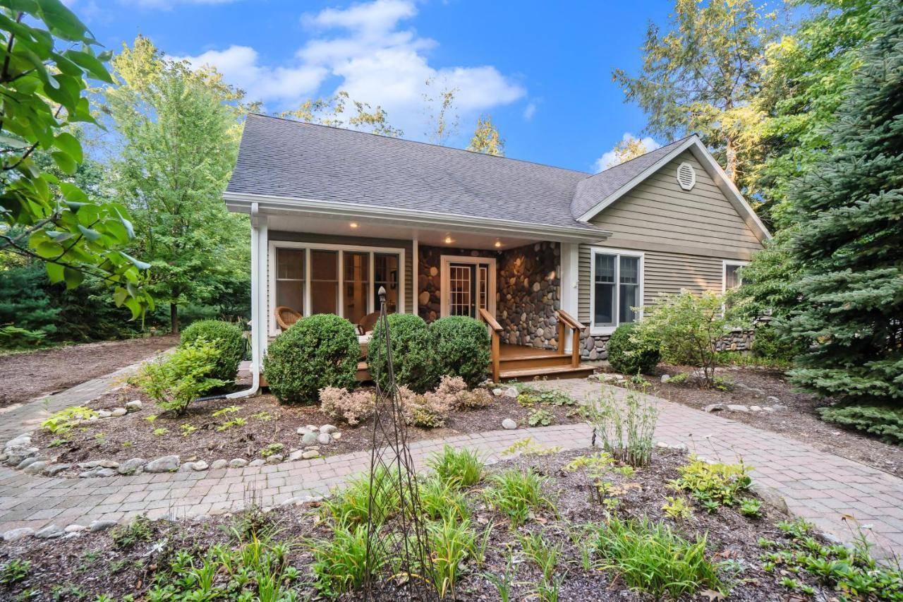 Between the Lakes in Traverse City, United States