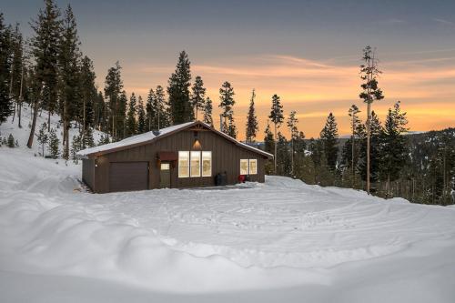 Secluded Mountain Retreat in Philipsburg, United States