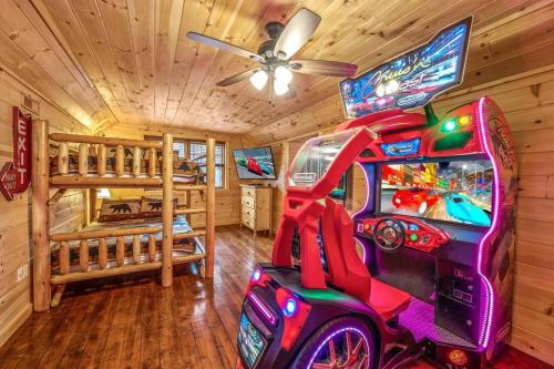 Luxury Cabin Amazing Location Arcade Firepit Pool — 4-Star Luxury Hotel in Gatlinburg, United States