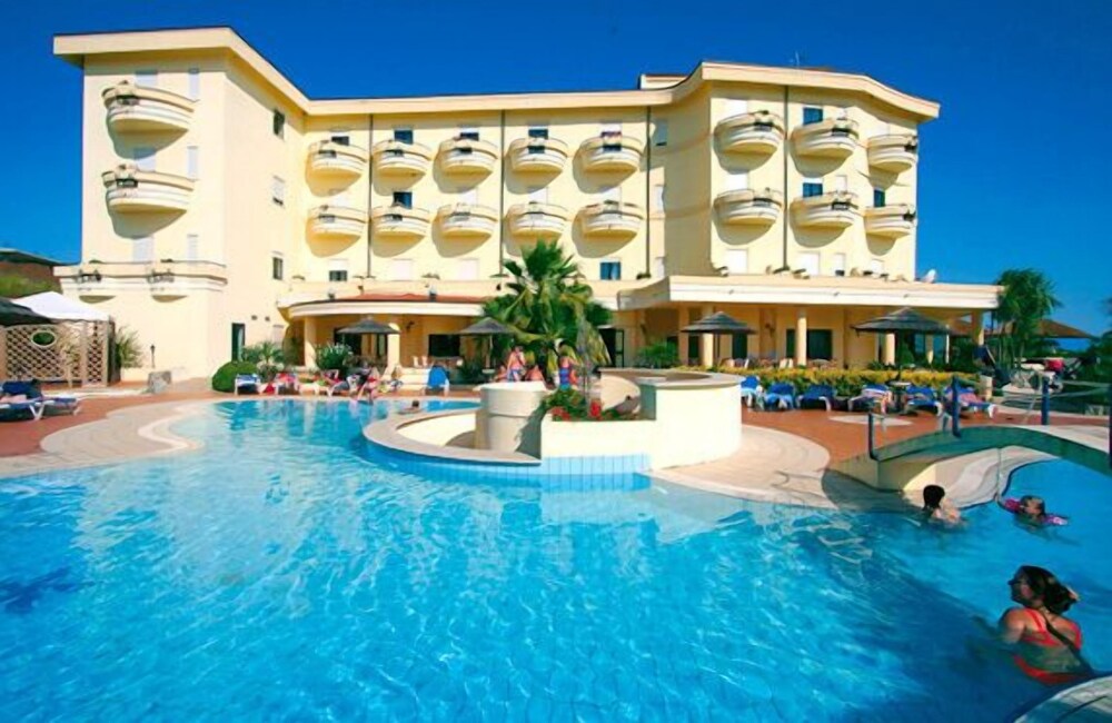 Sunshine Club Hotel — 4-Star Luxury Hotel in Ricadi, Italy