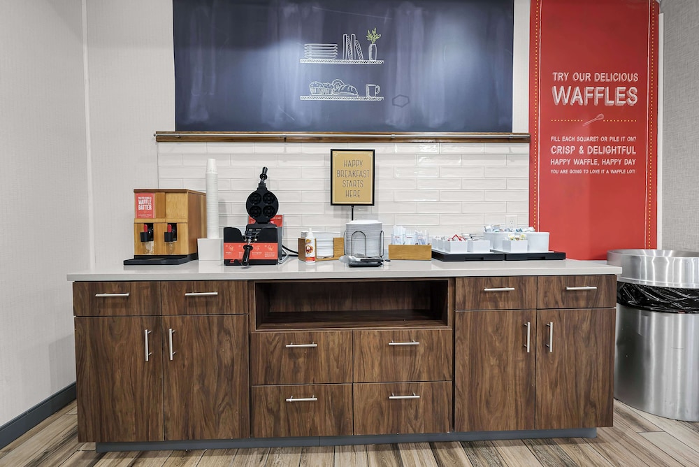 Hampton Inn Seguin - photo 51