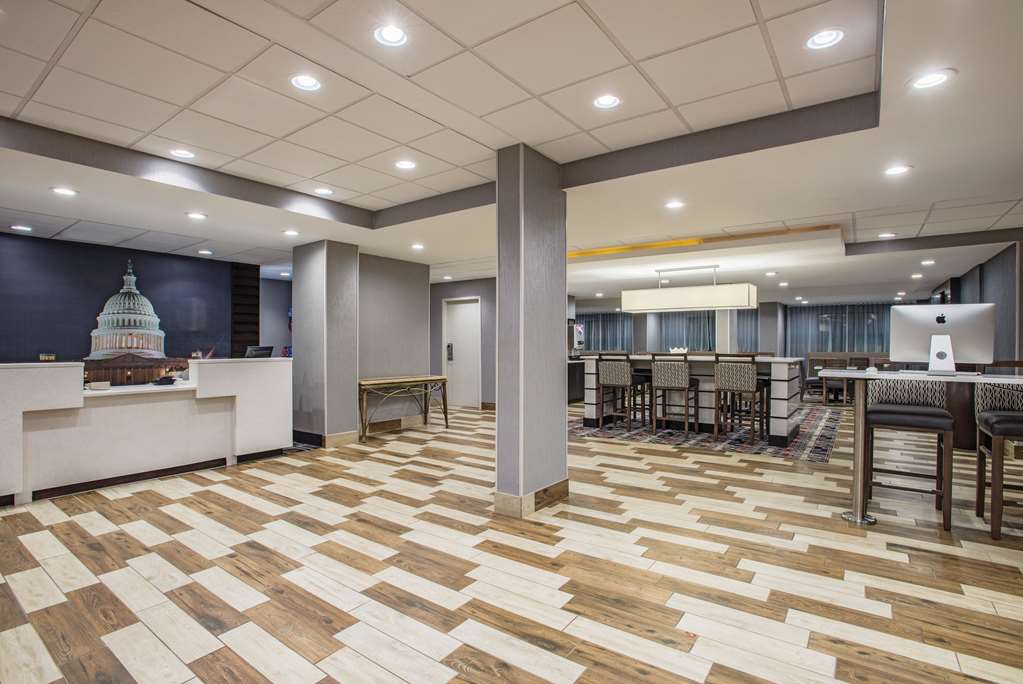 La Quinta Inn & Suites by Wyndham DC Metro Capital Beltway - photo 18