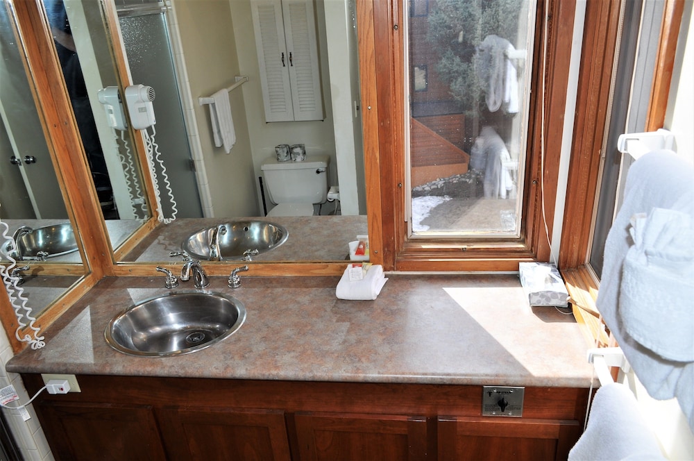Tennis Townhome 2 Bed 2.5 Bath - photo 16