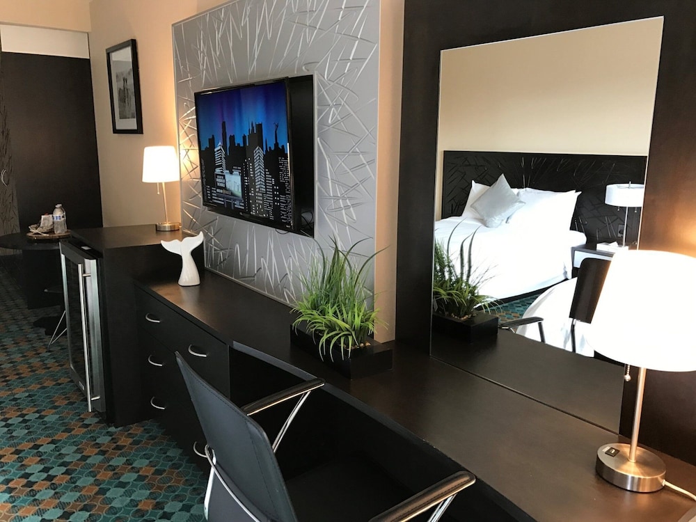 GreenTree Inn & Suites Alhambra - photo 38