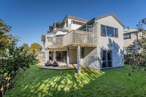Hosts on the Coast Buffalo Beach Escape in Whitianga, New Zealand
