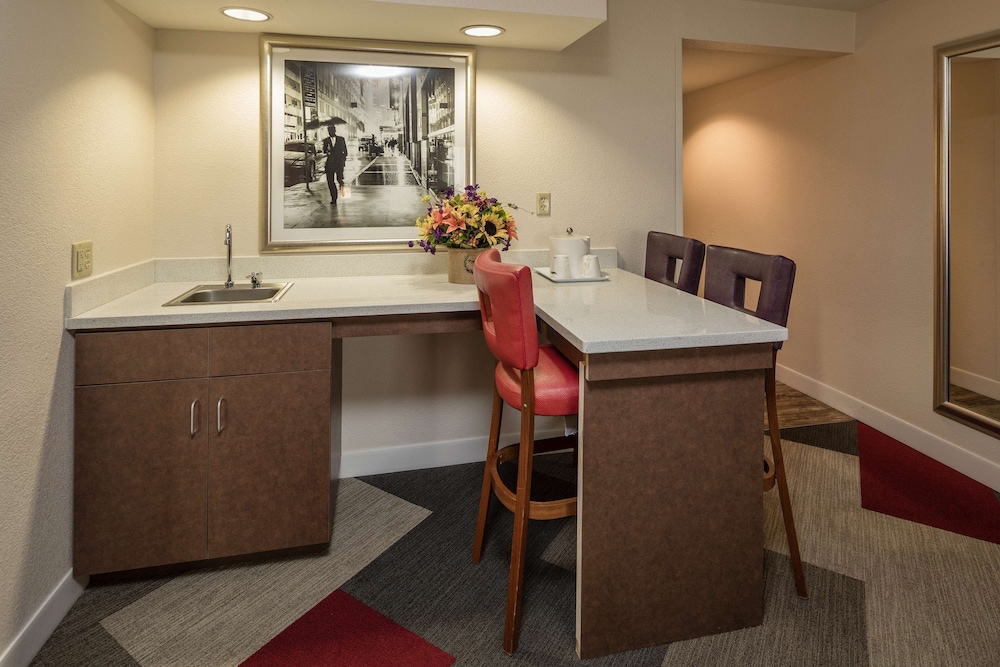 Hampton Inn San Francisco Airport - photo 19