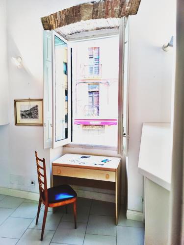 Sinclair Loft in Center with Original Romantic Fresco