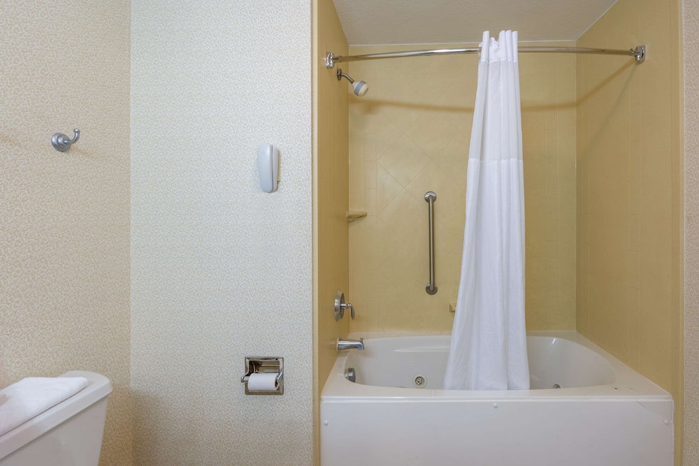 Hampton Inn London North - photo 21