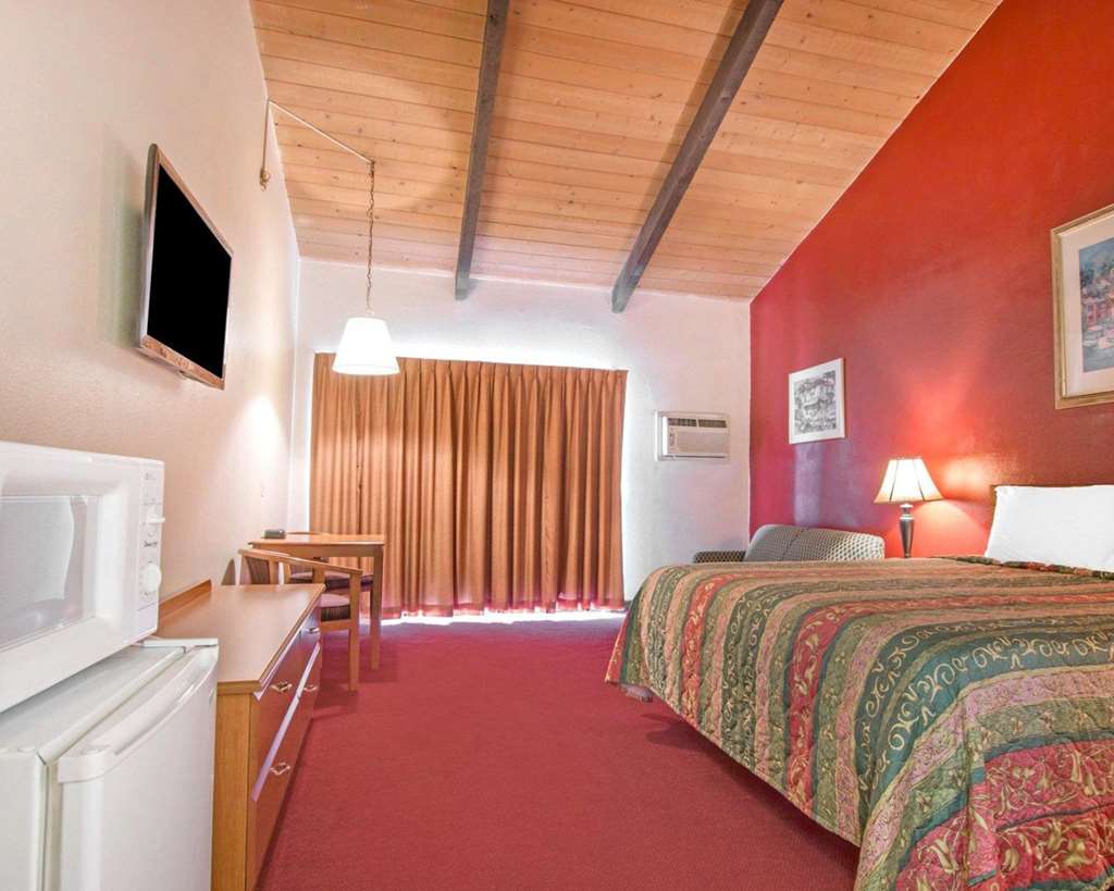 Rodeway Inn Fallbrook Downtown - photo 17