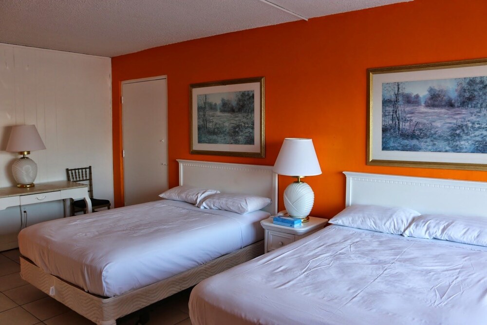 Camelot Waterfront Inn - photo 17