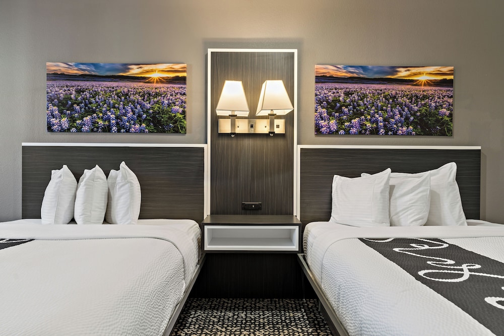 Paris Inn & Suites in Paris, United States