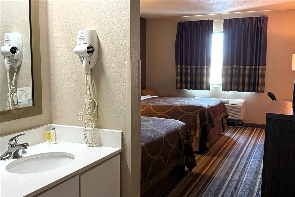 Super 8 by Wyndham Gas City Marion Area - photo 13