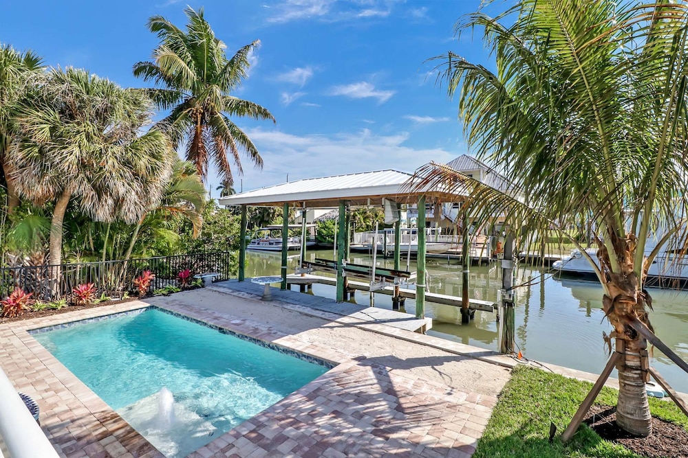218 Ohio Ave — 4-Star Luxury Hotel in Fort Myers Beach, United States