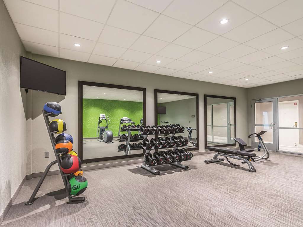 La Quinta Inn & Suites by Wyndham Cincinnati Sharonville - photo 12