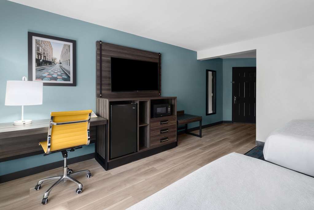 La Quinta Inn & Suites by Wyndham Greensboro NC - photo 18