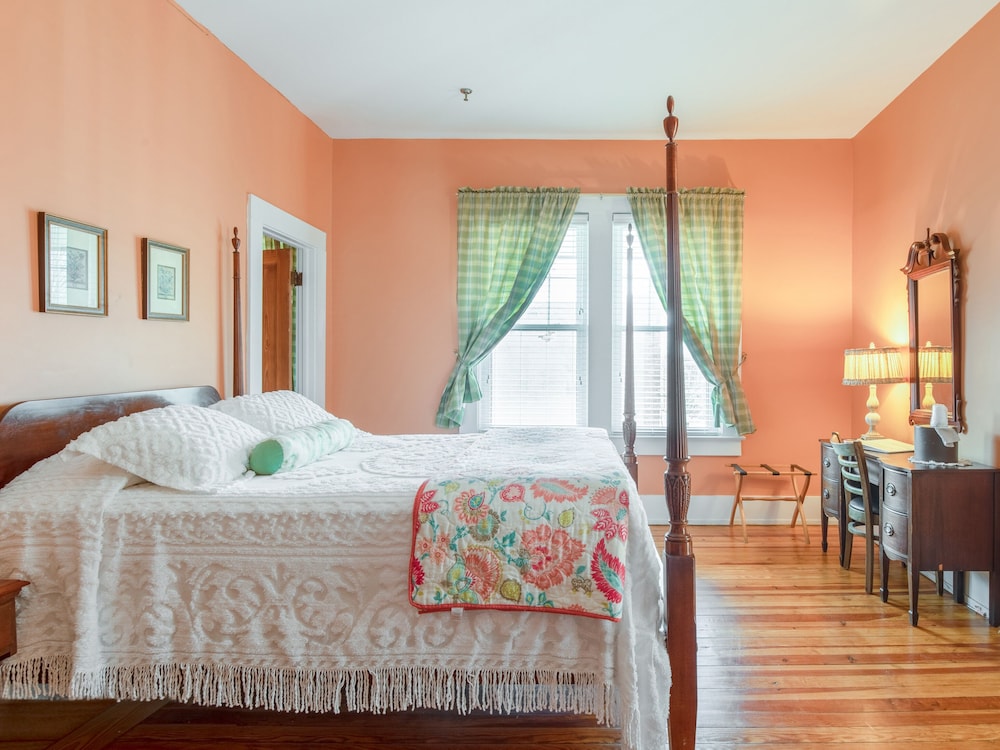 The Belmont Inn - photo 22