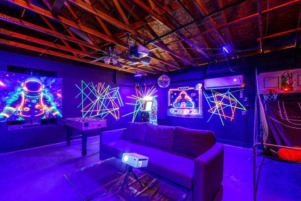 4BR Retro Game Room Theater Pool & Spa - photo 38