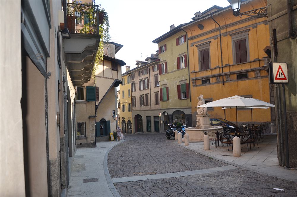 Casa Vacanza Fontana Del Delfino — 4-Star Luxury Hotel in Bergamo, Italy