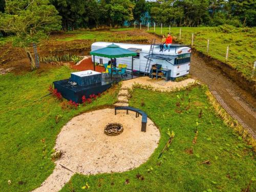 Bus Hotel with HotTube in the middle of mountain in Sarchi, Costa Rica