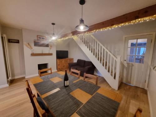 Tulip Cottage Hinderwell Staithes and Whitby Pet Friendly 2 Night Min