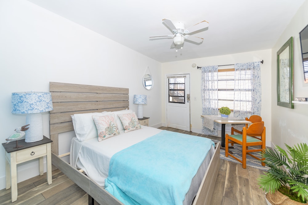 Tropic Isle Hotel and Apartment - photo 5