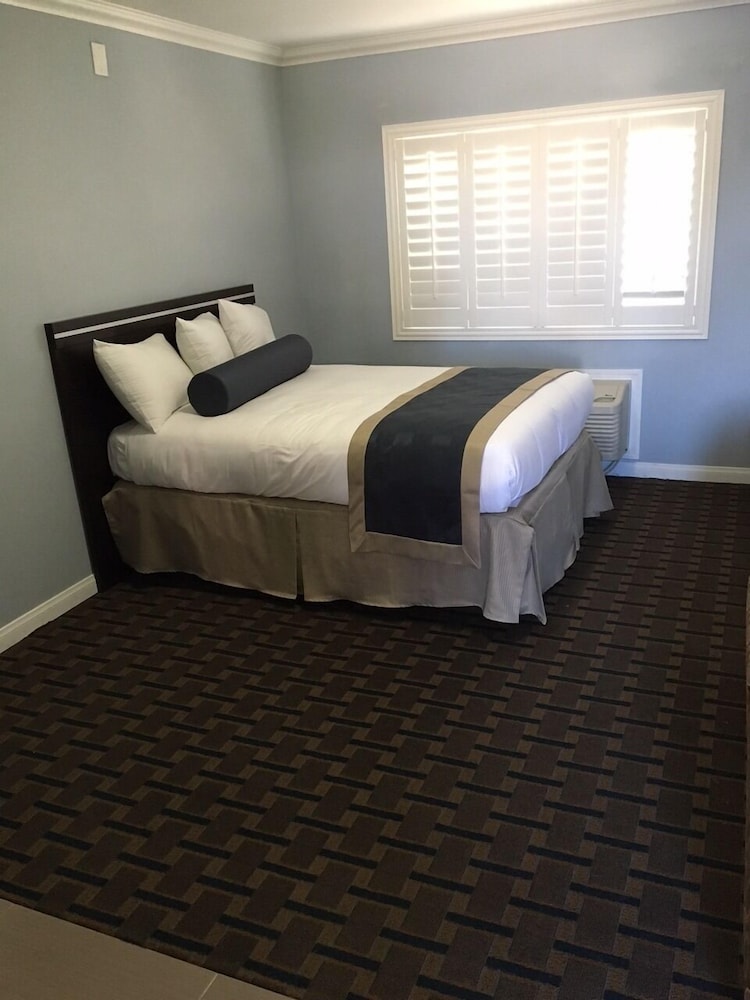 Hollywood Palms Inn and Suites - photo 33