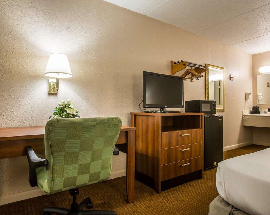 Econo Lodge Inn & Suites Columbus near Fort Benning - photo 19