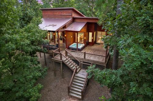 Cabin Retreat with Spa Fire Pit & Games Sleeps 4 — 4-Star Luxury Hotel in Broken Bow, United States