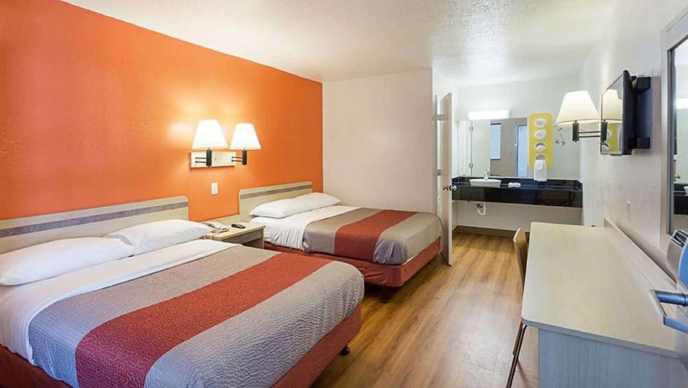 Magnuson Hotel Baton Rouge East - photo 31