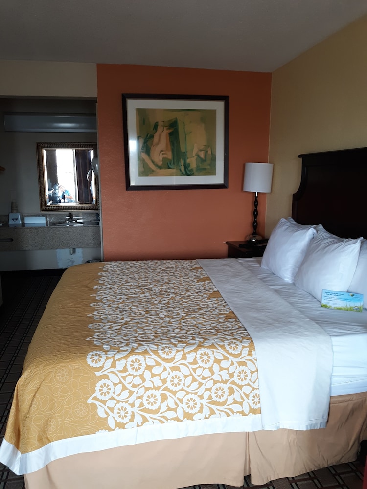 Days Inn by Wyndham Blytheville - photo 25