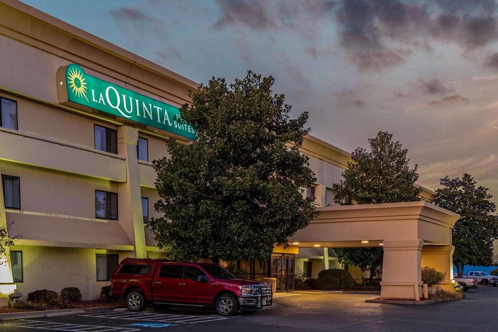La Quinta Inn & Suites by Wyndham N Little Rock McCain Mall - photo 2