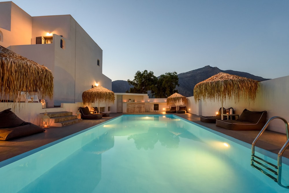 Aegeeis - carbon neutral hotel in Fira