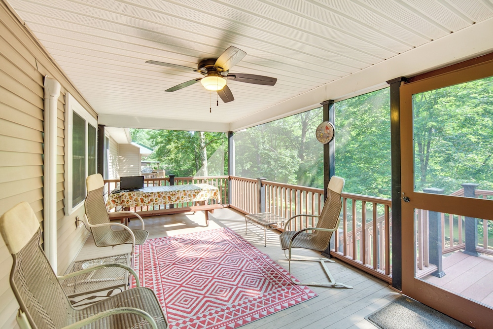 Quaint Elysburg Cottage Walk to Knoebels Resort pet-friendly hotel Elysburg