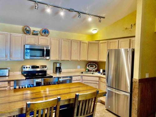 Powder Pad Near Lone Peak walkable to Big Sky Resort in Big Sky, United States