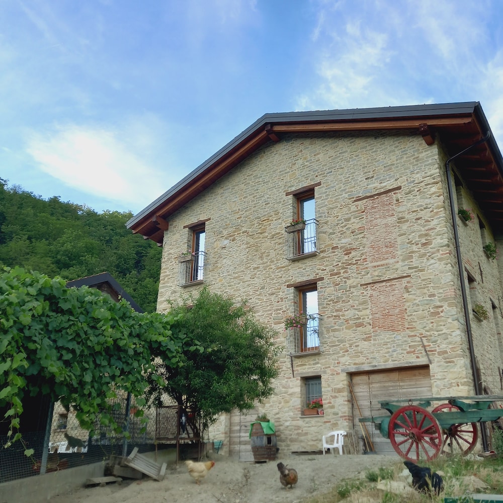 Agriturismo Il Tesoro di MiRo — 4-Star Luxury Hotel in Cartosio, Italy