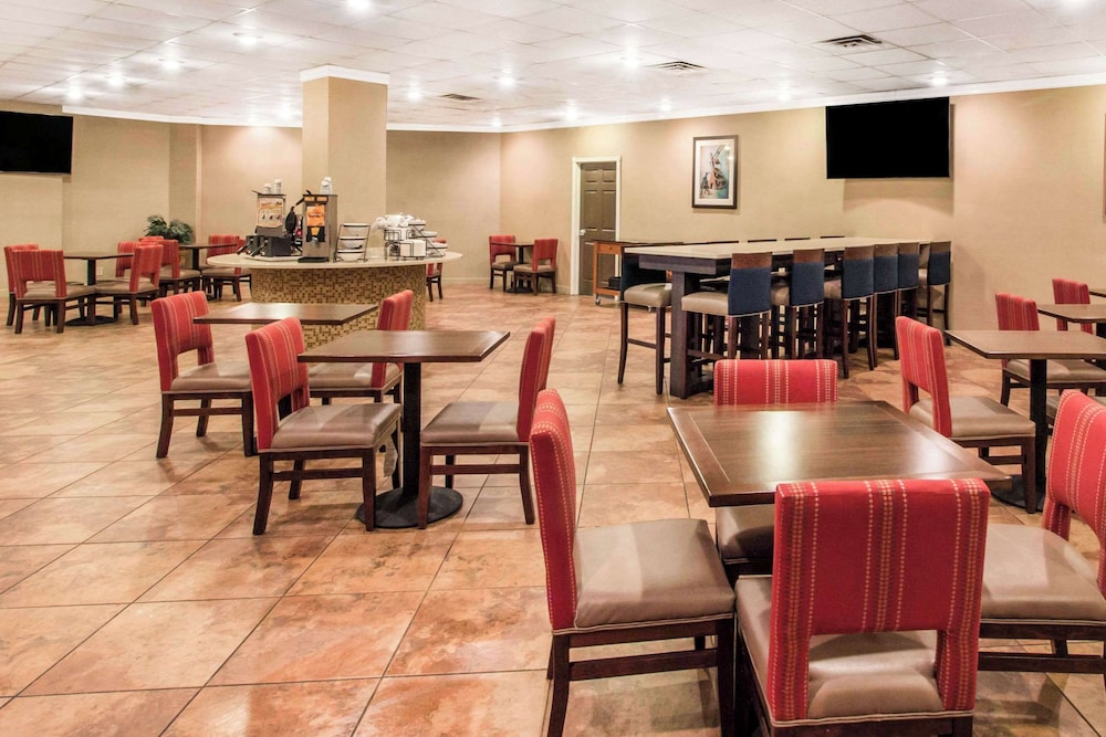 Comfort Inn & Suites Omaha Central - photo 26