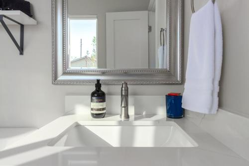 Minutes Old Town Pool Spa Bikes Golf Green in Scottsdale, United States