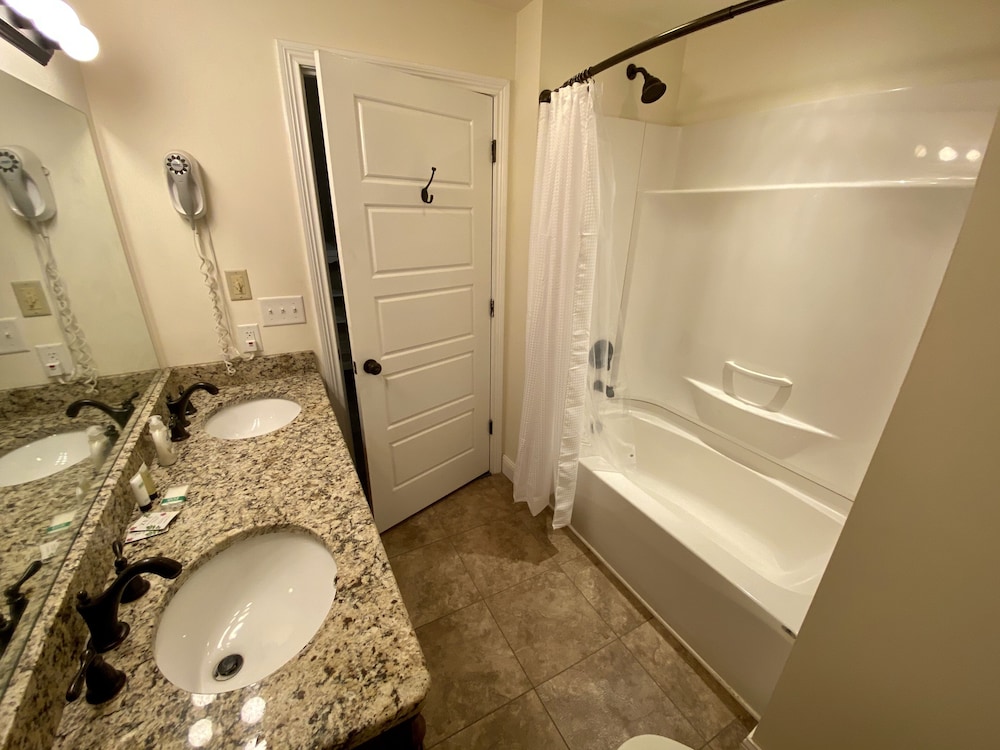 Twin Lakes Creamery Grill & Inn - photo 31