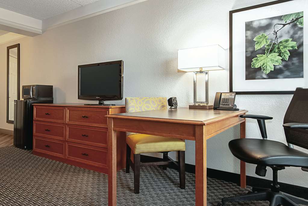 La Quinta Inn & Suites by Wyndham Ontario Airport - photo 19