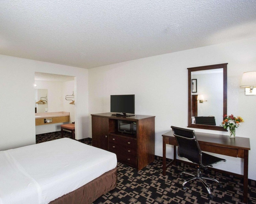 MorningGlory Inn & Suites - photo 22