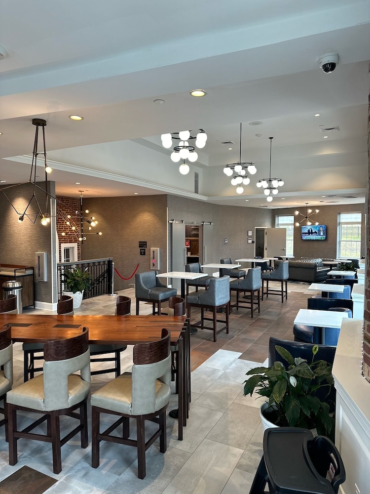 Hampton Inn & Suites Huntington Downtown - photo 21