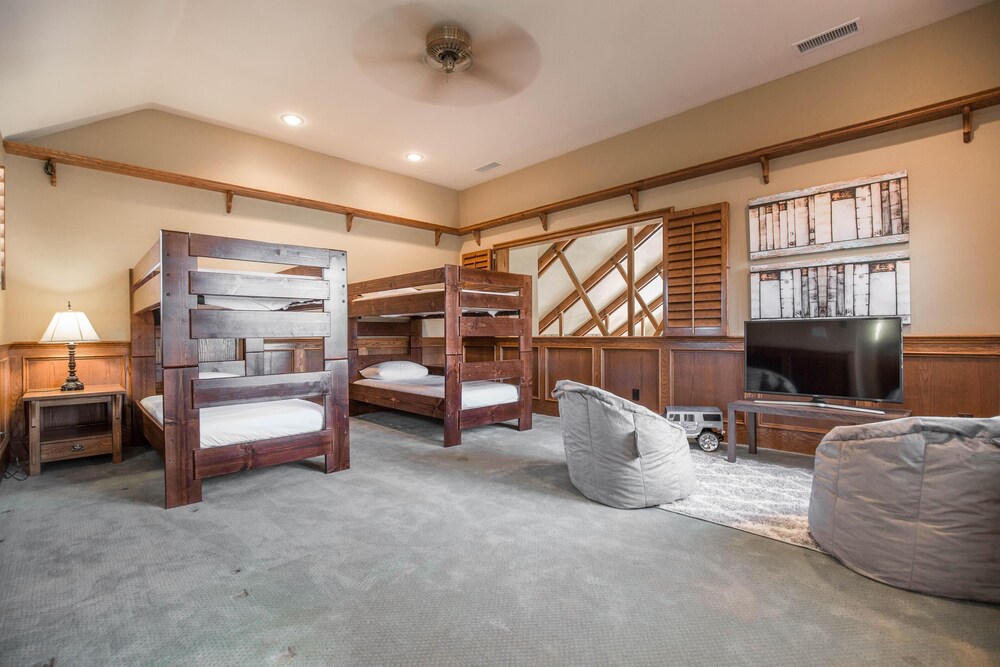La Barrique by AvantStay Sleeps 22 14 Acre Estate Secluded in Wine Country - photo 13