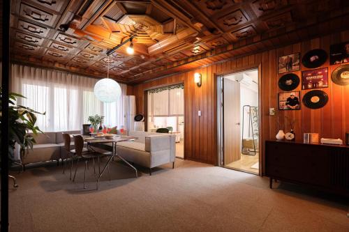 30pyeong private sensational accommodation spacious living room 2 minutes from Sinbang hwa Station kimpoairport near hong dae — 4-Star Luxury Hotel in Seoul, South Korea