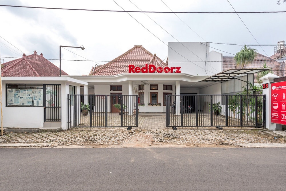 RedDoorz Syariah near Gajayana Stadium Malang in Malang, Indonesia