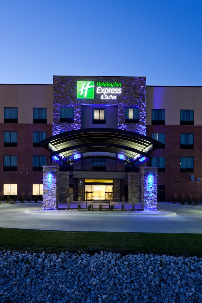 Holiday Inn Express Hotel & Suites Fort Dodge by IHG - photo 44