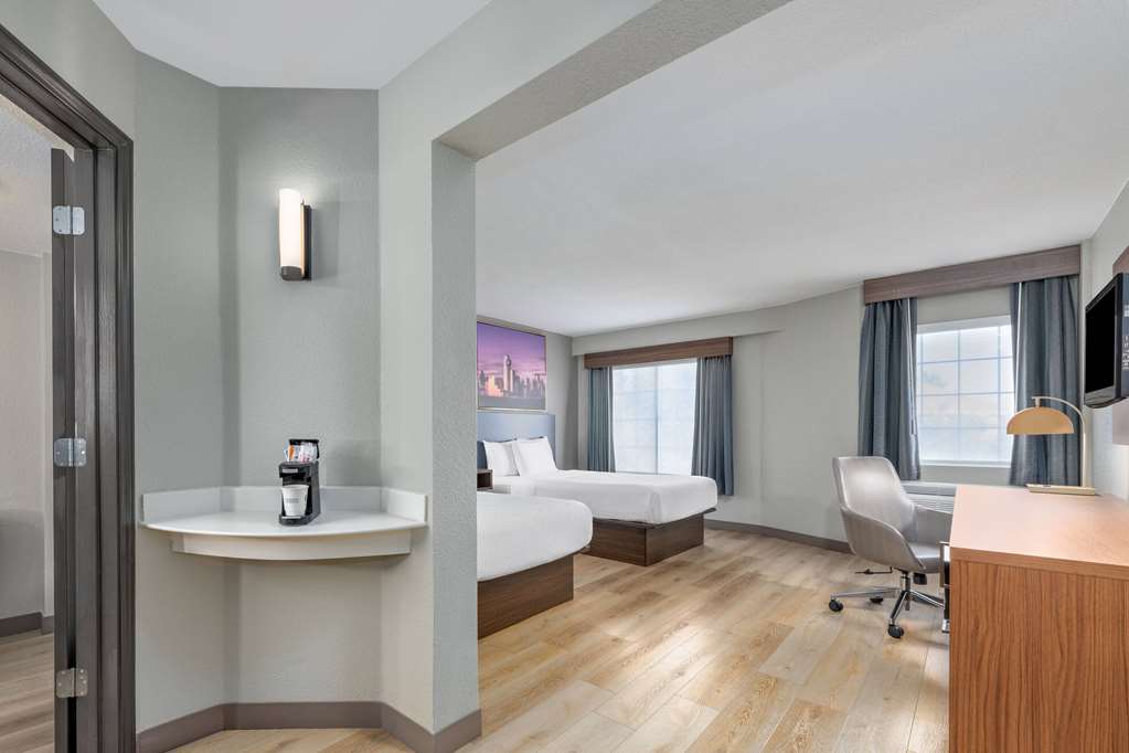 La Quinta Inn & Suites by Wyndham Dallas DFW Airport North - photo 19