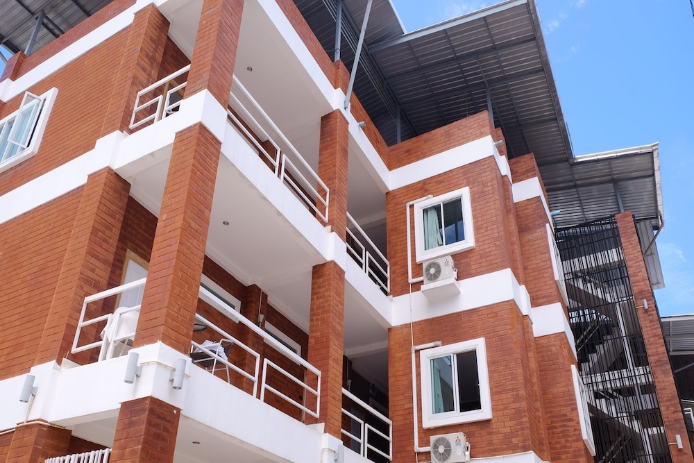 Changsova Hotel in Ban Chang, Thailand