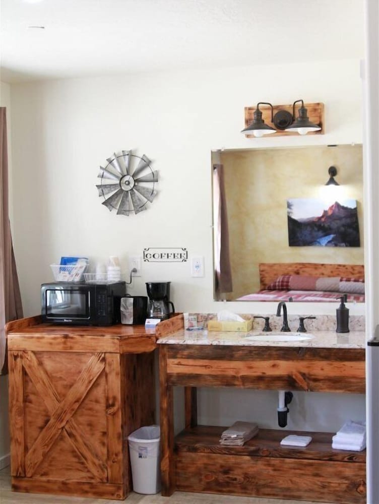 Hurricane Hideaway Lodging - photo 17