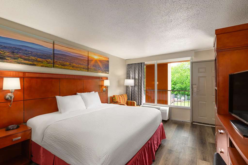 Days Inn by Wyndham Knoxville East - photo 12