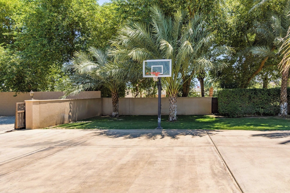 The Date Palm Estate by Avantstay Expansive Estate w Game Room Backyard Oasis w Pool & Spa - photo 51